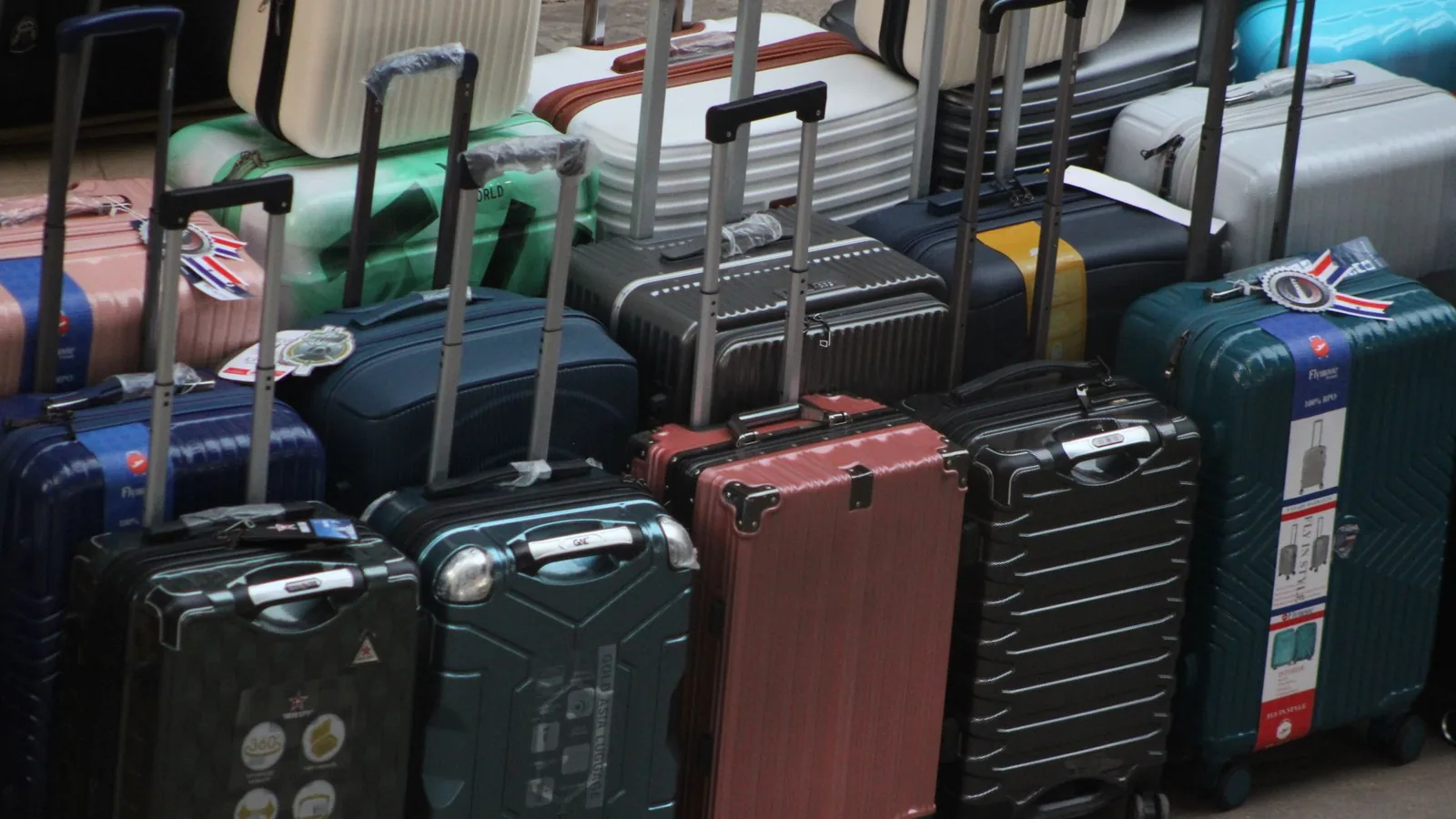 Traveller wheeling suitcase city
