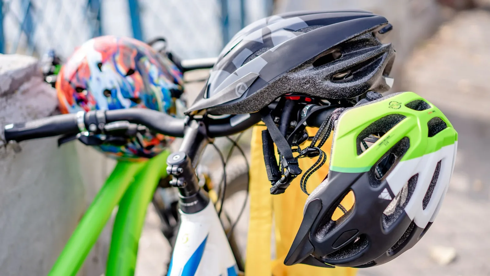 Bicycle helmet cyclist